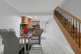 1555 W 44th Pl, Unit 322 in Hialeah, FL - Foto de edificio - Building Photo