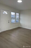 84 Seabreeze Way in Keansburg, NJ - Building Photo