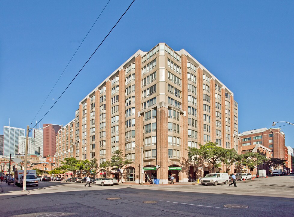 Old York Place in Toronto, ON - Building Photo