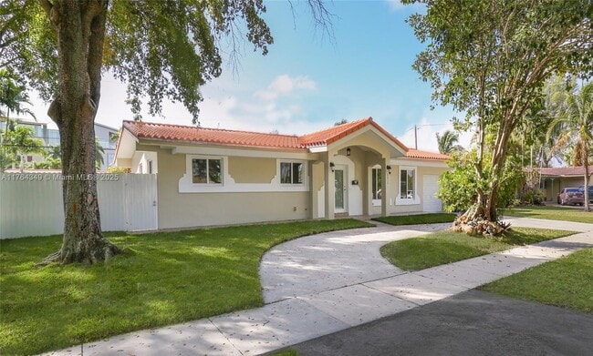 8870 SW 87th St in Miami, FL - Building Photo - Building Photo