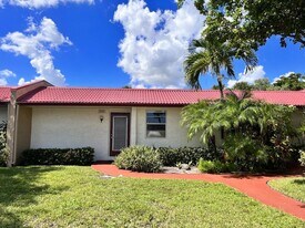 105 Lake Irene Dr in West Palm Beach, FL - Building Photo