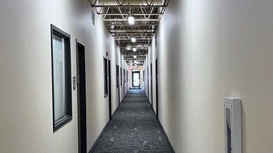 1301 Cliff Rd E in Burnsville, MN - Foto de edificio - Building Photo