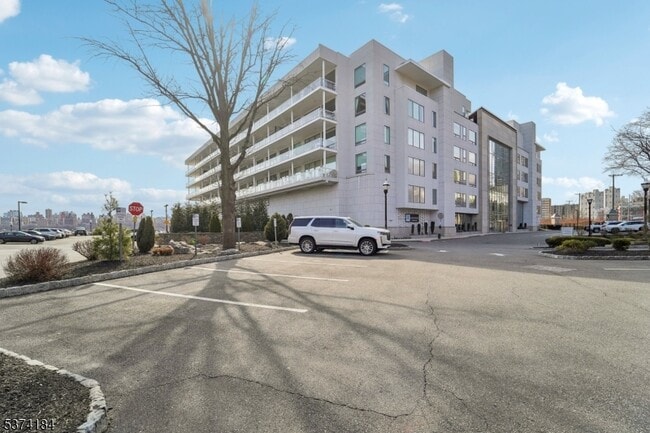 3 Somerset Ln in Edgewater, NJ - Building Photo - Building Photo