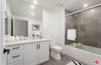 11950 Erwin St in Los Angeles, CA - Building Photo - Building Photo