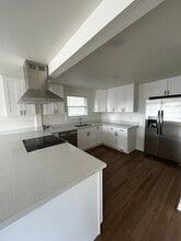 12001 64th Ave S, Unit A in Seattle, WA - Foto de edificio - Building Photo