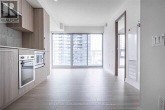 17 Bathurst St in Toronto, ON - Building Photo - Building Photo