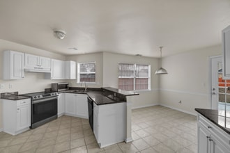 3136 Sacramento Dr in Virginia Beach, VA - Foto de edificio - Building Photo