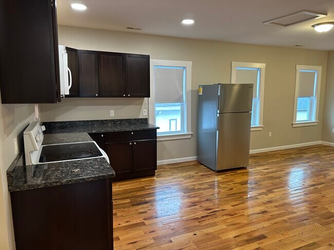 38 Columbia St, Unit 3 in Worcester, MA - Building Photo - Building Photo