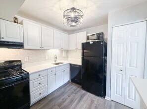 27 Canterbury Sq, Unit 101 in Alexandria, VA - Building Photo - Building Photo