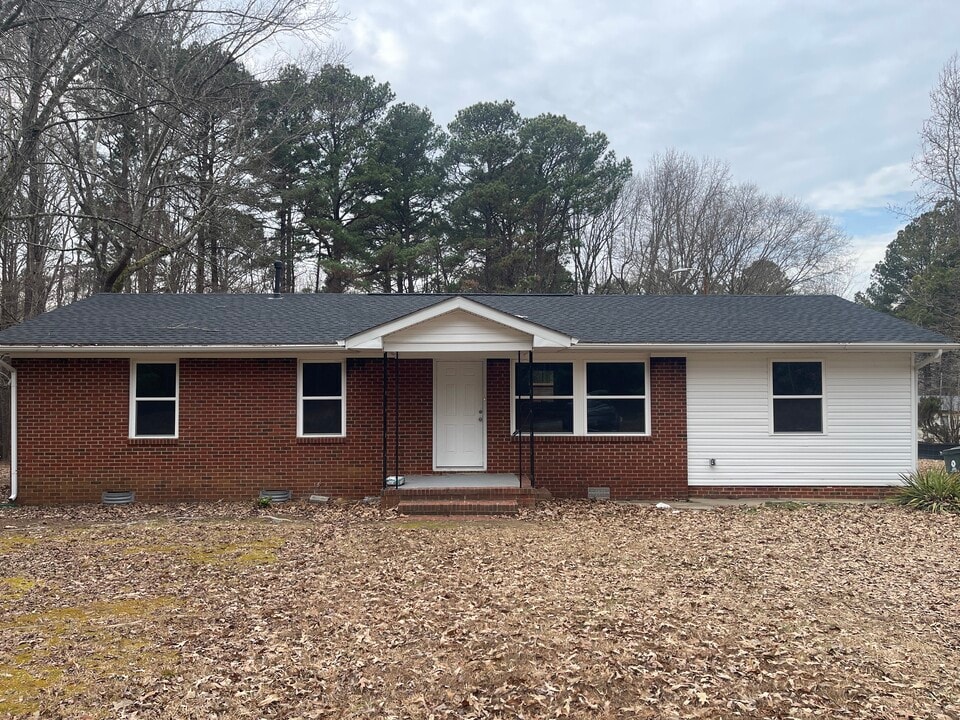 1617 N Main St in Holly Springs, NC - Building Photo