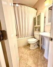 1663 Newton St NW, Unit 1 in Washington, DC - Foto de edificio - Building Photo