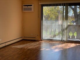 17 Parkside Ct, Unit 8 in Vernon Hills, IL - Building Photo