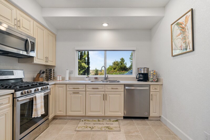 3610 Mary Ln-Unit -B in Escondido, CA - Building Photo