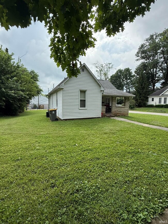 1102 N Woodburn Ave in Bloomington, IN - Foto de edificio - Building Photo