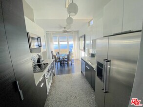 18065 Coastline Dr in Malibu, CA - Building Photo - Building Photo