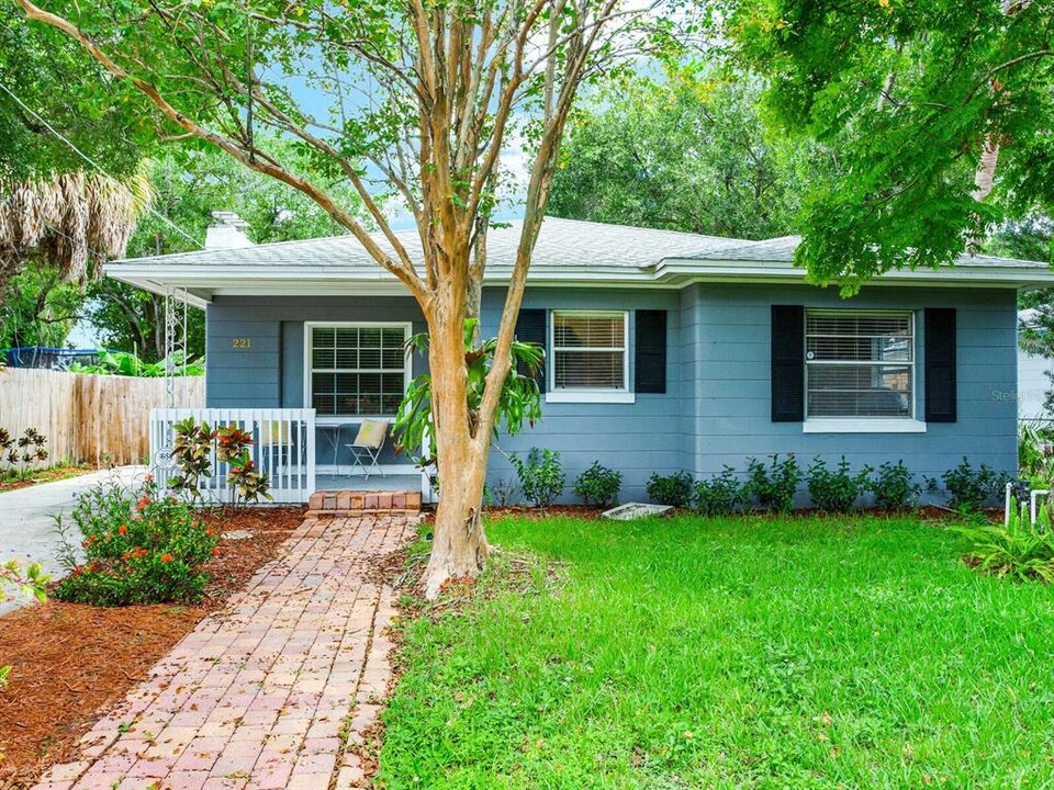 221 N Clearview Ave in Tampa, FL - Foto de edificio