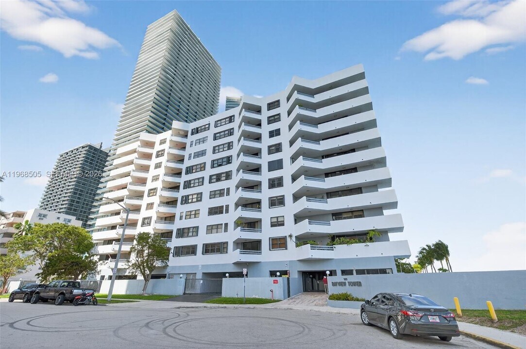 555 NE 30th St in Miami, FL - Building Photo