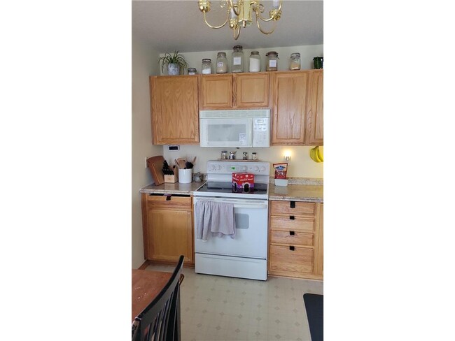 1613 County Rd D E in Maplewood, MN - Building Photo - Building Photo