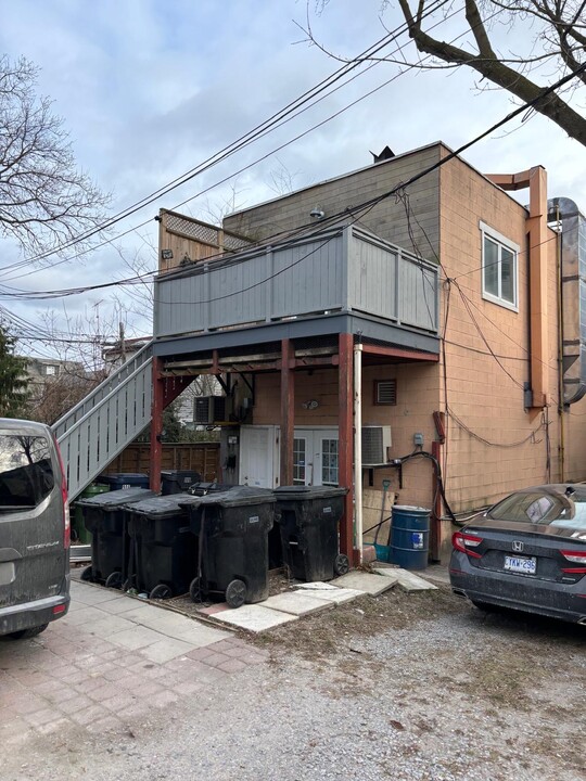 906 Kingston Rd in Toronto, ON - Building Photo