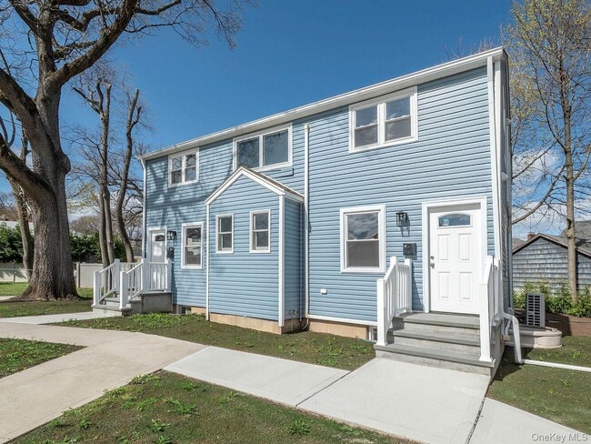 2 B Jefferson Ct in Roslyn Heights, NY - Foto de edificio - Building Photo