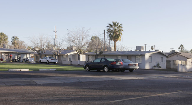 2546 W Orangewood Ave in Phoenix, AZ - Building Photo - Building Photo