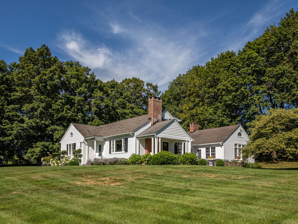 108 East St in Washington, CT - Building Photo