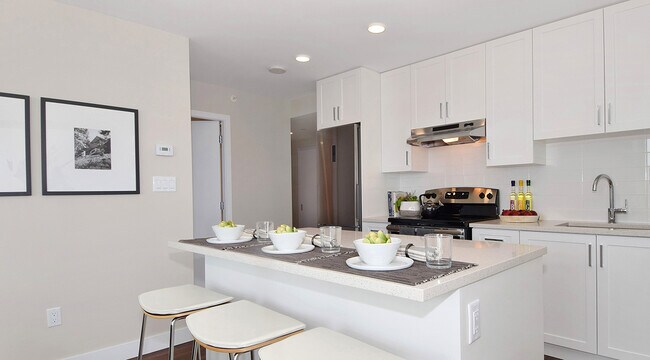 175 14th St W in North Vancouver, BC - Building Photo - Building Photo