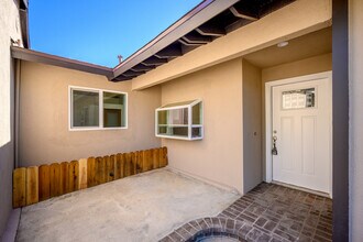 22570 Los Tigres Dr in Santa Clarita, CA - Building Photo - Building Photo