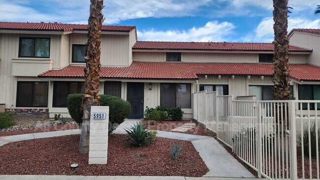 5951 Montecito Dr in Palm Springs, CA - Building Photo - Building Photo