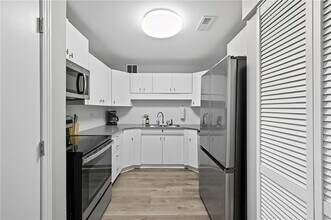 3645 Peachtree Rd NE, Unit 203 in Atlanta, GA - Building Photo - Building Photo