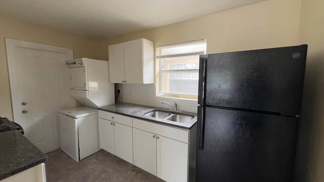 1244 W 36th St in West Palm Beach, FL - Building Photo