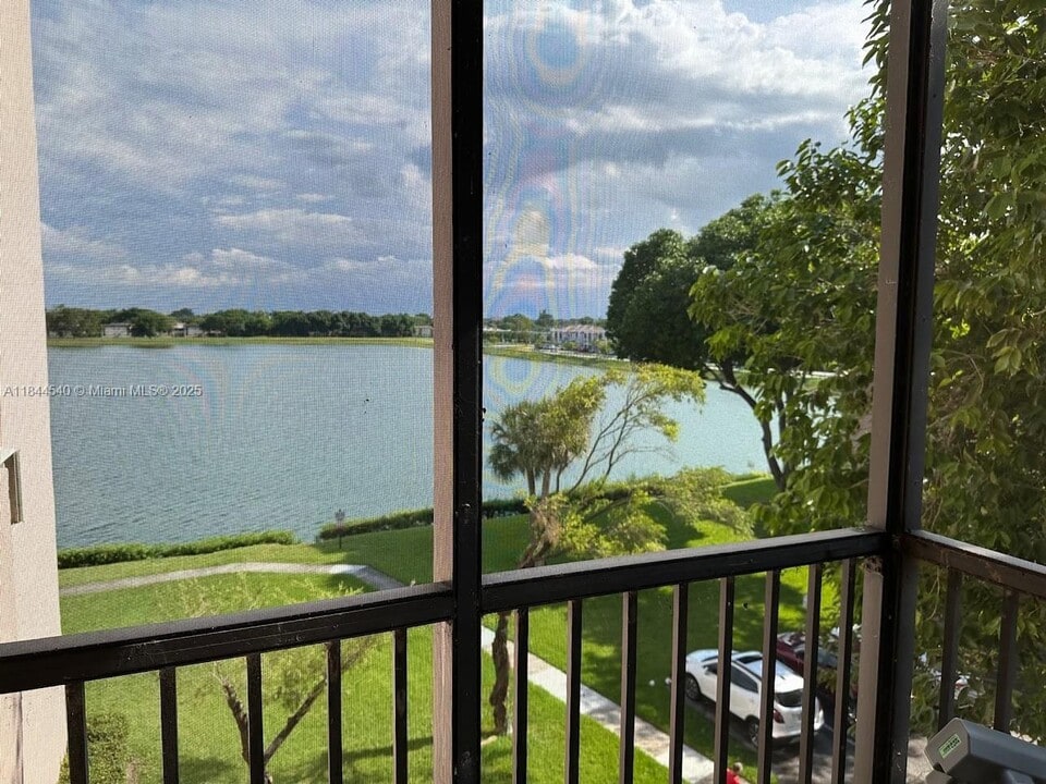 20850 San Simeon Way in Miami, FL - Building Photo