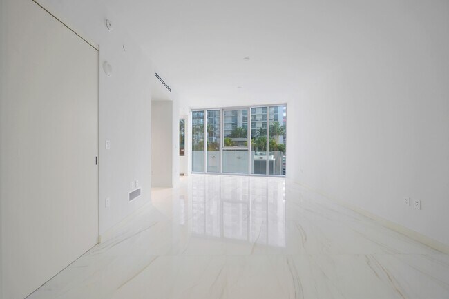 300 Biscayne Boulevard Way, Unit 1105 in Miami, FL - Building Photo - Building Photo