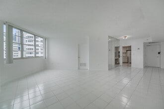 801 Brickell Bay Dr, Unit 1567 in Miami, FL - Foto de edificio - Building Photo