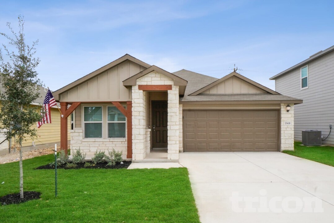 13618 Paxton Blvd in Saint Hedwig, TX - Foto de edificio