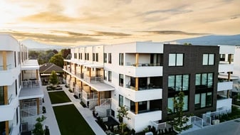 Ledge on Lakeshore in Kelowna, BC - Building Photo