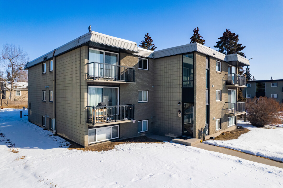 2902 17th Ave SW in Calgary, AB - Building Photo