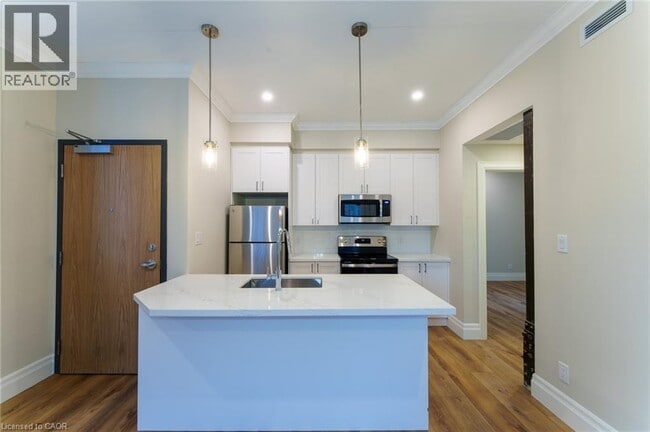 100 Charlton Ave W in Hamilton, ON - Building Photo - Building Photo