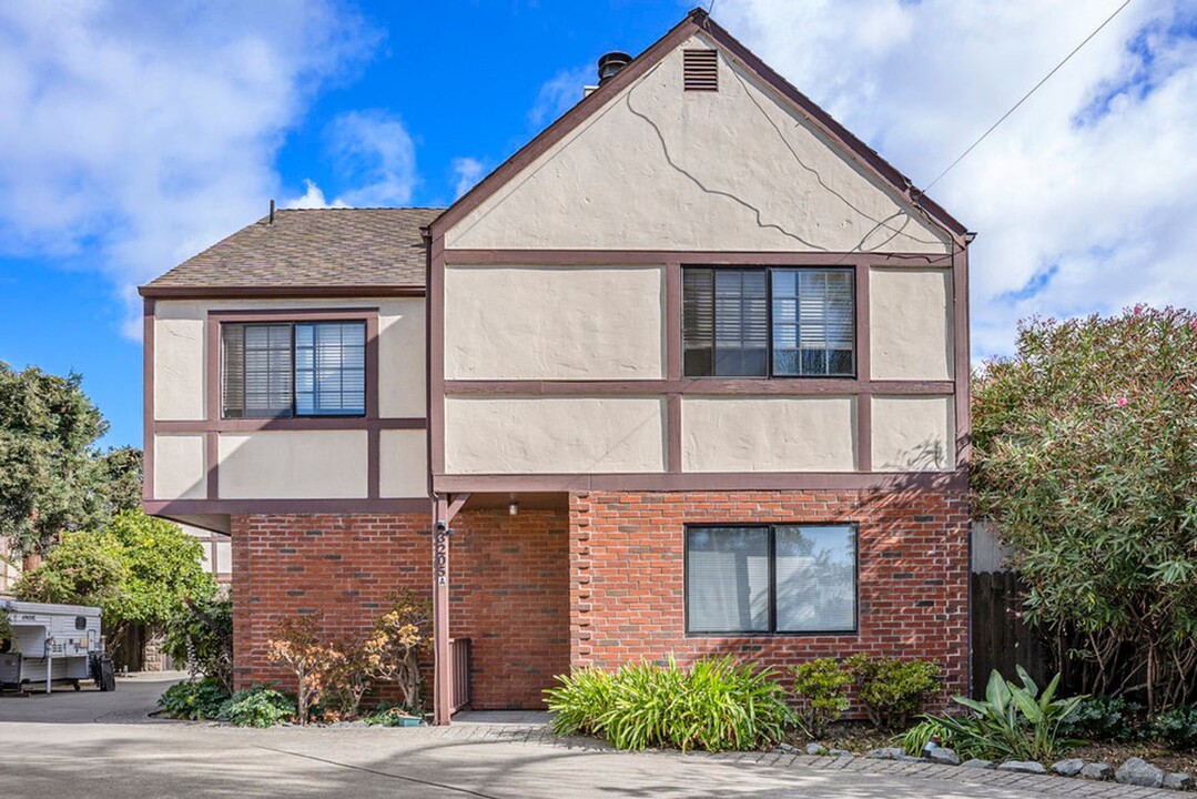 3205 Fernside Blvd in Alameda, CA - Building Photo