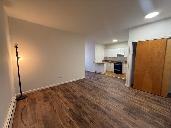 2328 Steinway St, Unit D in Astoria, NY - Foto de edificio - Building Photo