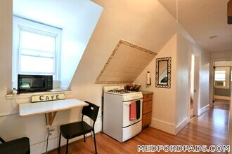 124 Forest St in Medford, MA - Foto de edificio - Building Photo