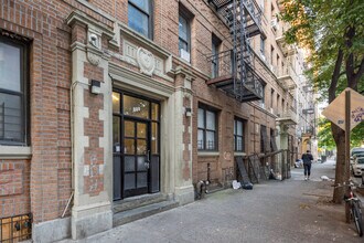 310 S 3rd St in Brooklyn, NY - Foto de edificio - Building Photo