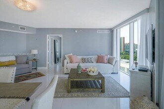 250 Sunny Isles Blvd, Unit 3-902 in Sunny Isles Beach, FL - Foto de edificio - Building Photo
