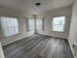 4915 San Vicente Blvd, Unit upper one bd duplex in Los Angeles, CA - Foto de edificio - Building Photo