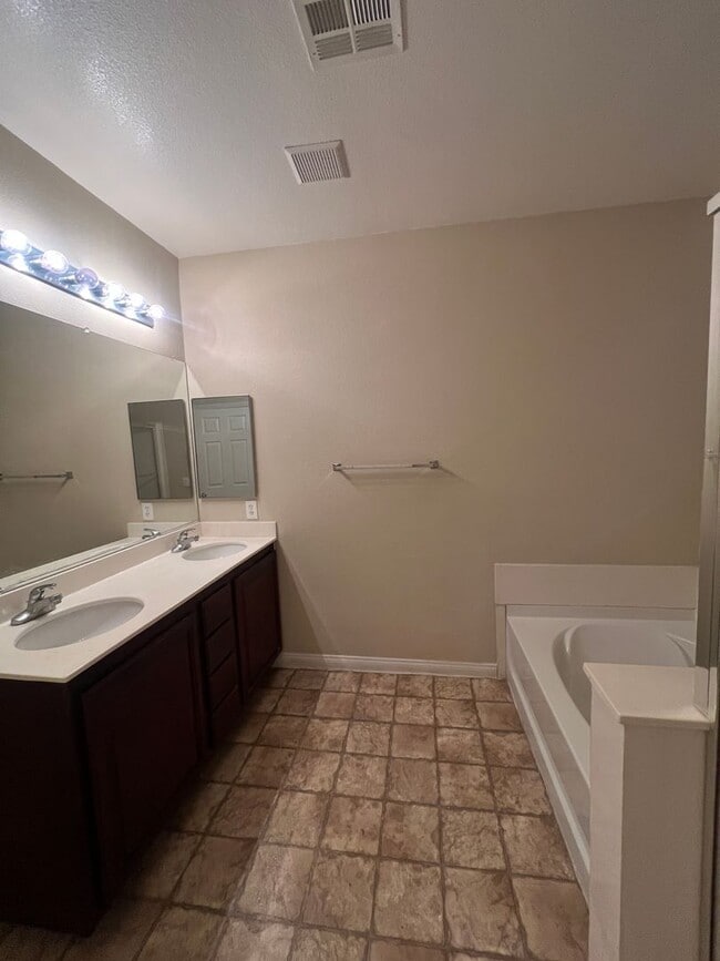 3161 McLennan Ave in North Las Vegas, NV - Foto de edificio - Building Photo