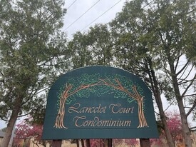 4 Lancelot Court in Salem, NH - Building Photo