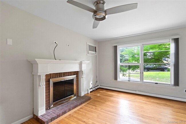 338 Old Town Rd in East Setauket, NY - Building Photo - Building Photo