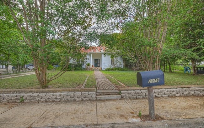 1316 Belvin St in San Marcos, TX - Foto de edificio - Building Photo