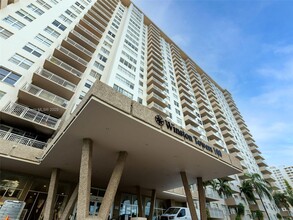 250 174th St in Sunny Isles Beach, FL - Foto de edificio - Building Photo