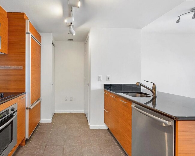 50 Biscayne Blvd, Unit 2807 in Miami, FL - Building Photo - Building Photo